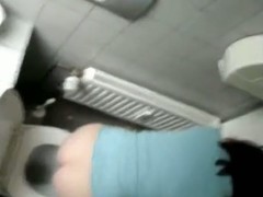 The karzy pissing girl gets voyeured sitting on the pan